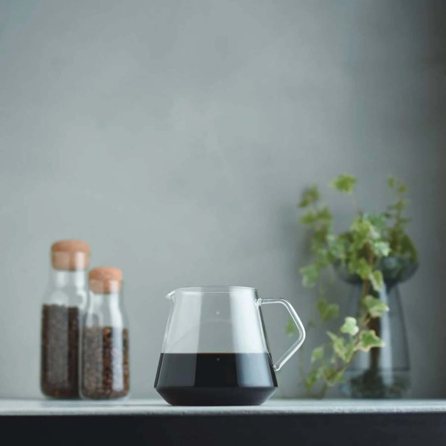 Kinto SCS-S02 Coffee Server 4Cups 700ML with coffee in a stylish setting.