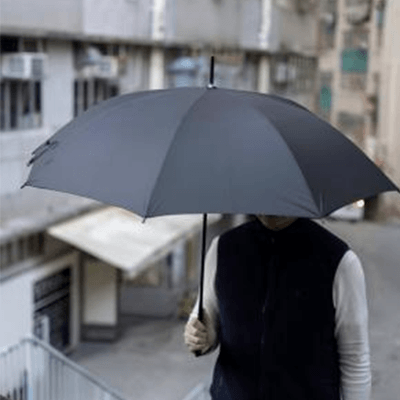 Brand Charger Vireo One Ultra Light Umbrella in use, featuring a sleek black canopy, perfect for corporate gifting.