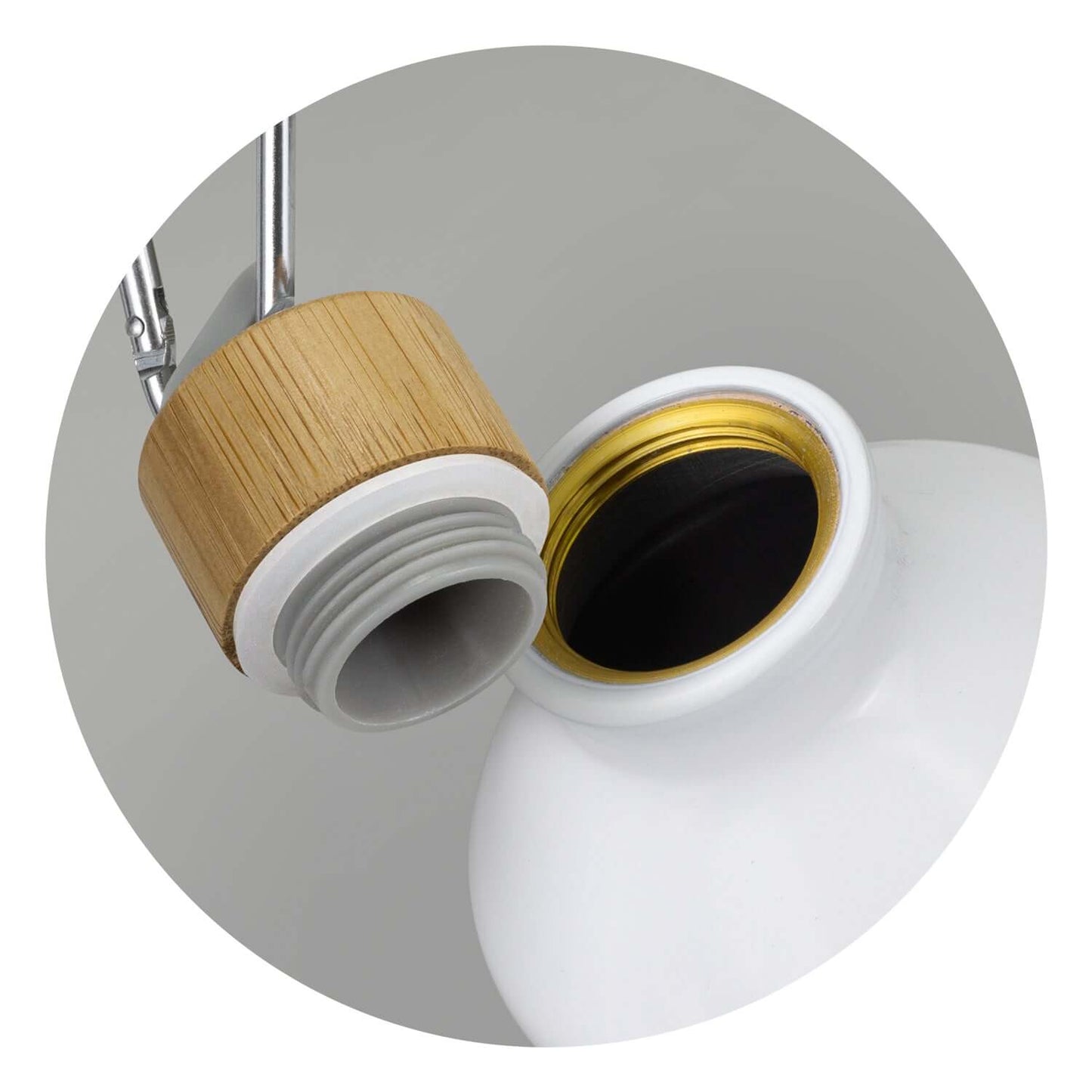 Close-up of the Dante Aluminium Bottle with bamboo lid and screw-on opening for secure sealing.