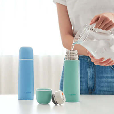 ZOJIRUSHI SV-GR50E Vacuum Bottle With Cup 0.50L with a blue bottle and insulated cup on a table.