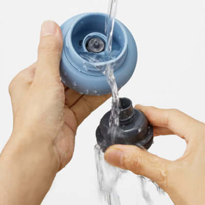 Tiger Vacuum Insulated Stainless Steel Bottle MSI-A water pouring demonstration with detachable cap.