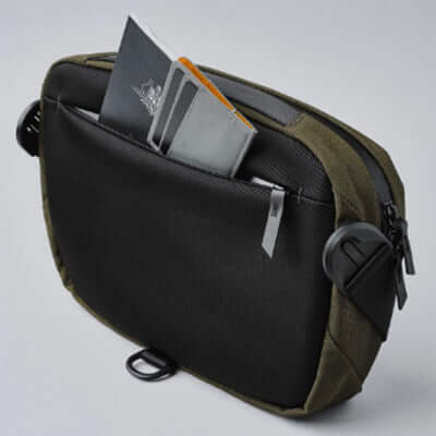Alpaka Go Sling 600D showing a sleek design with cards in the front pocket, perfect for corporate gift.
