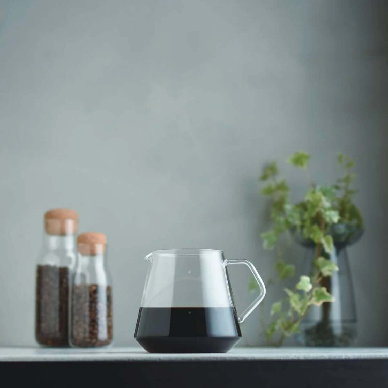 Kinto SCS-S02 Coffee Server 4Cups 700ML with coffee in a stylish setting.