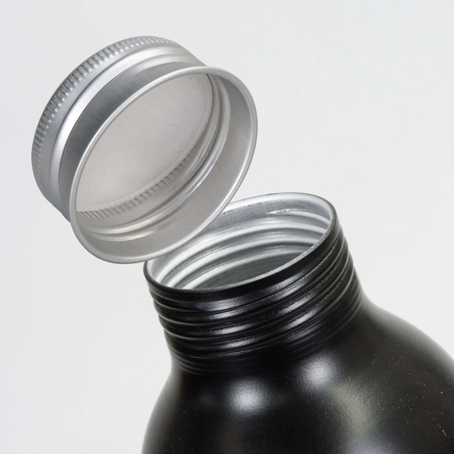 Close-up of the Octiva Aluminium Bottle with screw-on cap, showcasing its recycled aluminium design and lightweight structure.