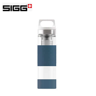 SIGG Hot & Cold Glass WMB Thermo Bottle 0.4 l with blue silicone sleeve and clear borosilicate glass.