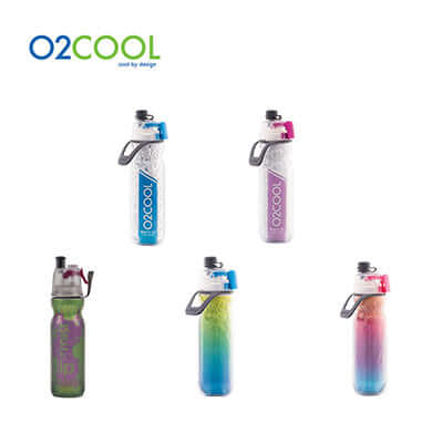 O2COOL Arctic Squeeze 2 Pack - Bottiglie Sportive 623 Ml Con Funzione 2-in-1: Nebulizzatore E Beccuccio Antigoccia, Isolate, Senza BPA, Tema Football